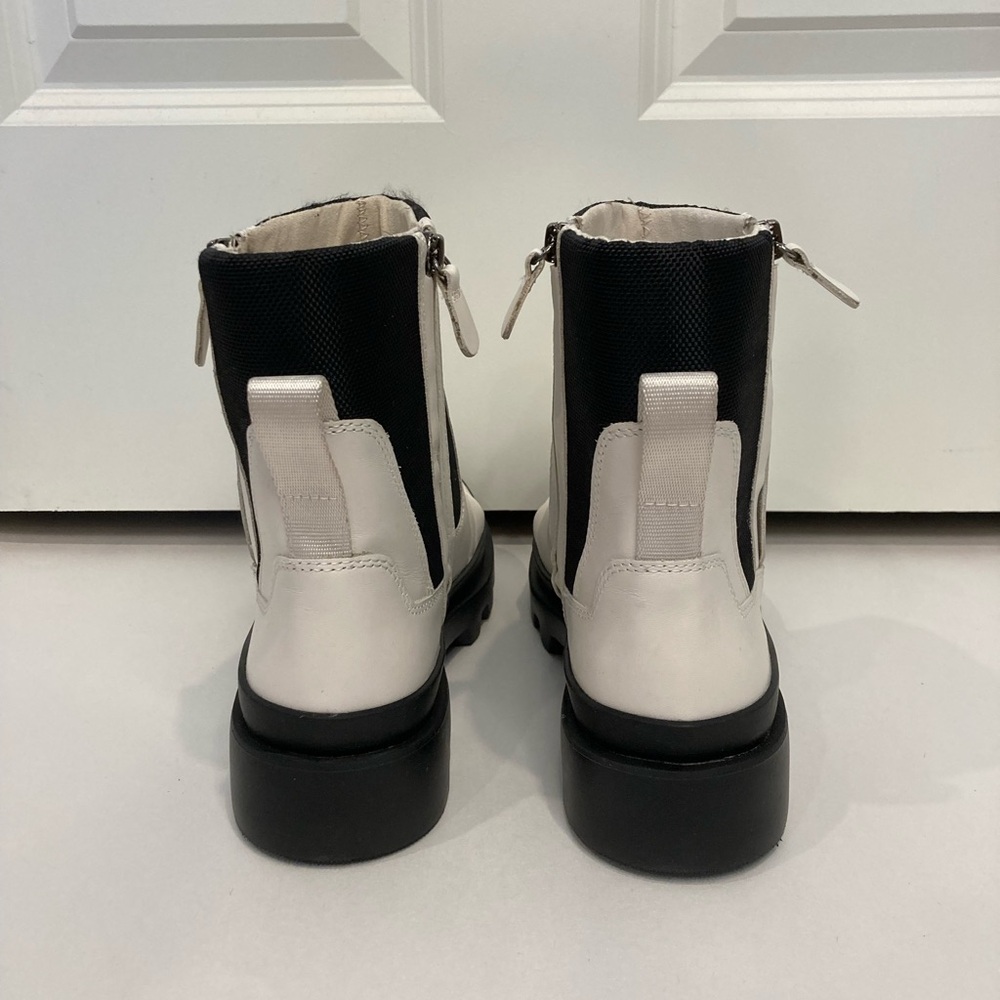 Like New Vince Camuto Kaskona Boots,‎ Size Women’s 9, Coconut Cream, lug sole - Picture 7 of 11